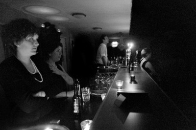 Le bar — côté intérieur — pendant une représentation : scepticisme au premier plan, omagad au deuxième.