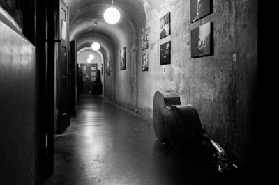 Le couloir longeant la salle principale et la contrebasse d’Eva.