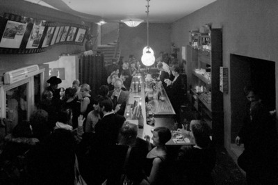 Le hall et son bar, après une représentation