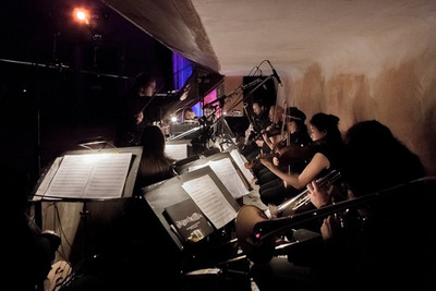 L’orchestre d’Exposure Berlin dans la fosse du Delphi